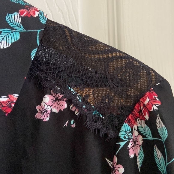 Candie's Black Floral Lace Long Sleeve Blouse M NWT - Picture 3 of 10